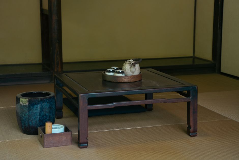 Minimalistische kamer met verweerde muren en wabi-sabi stijl. Minimalistische kamer met verweerde muren en wabi-sabi stijl.