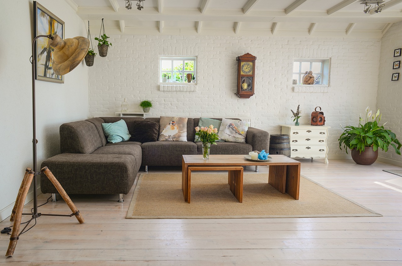 Decoratieve pompoenen in een landelijke keukenhoek.